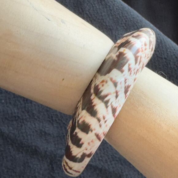Vintage Carved Tiger Cowrie Polished Shell Bangle Bracelet Mother of Pearl Boho - Picture 3 of 14